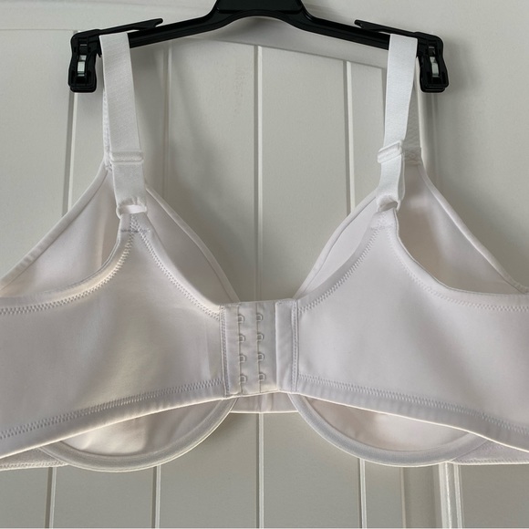 Vanity Fair 42D underwires 4 clasp bra - Picture 2 of 3